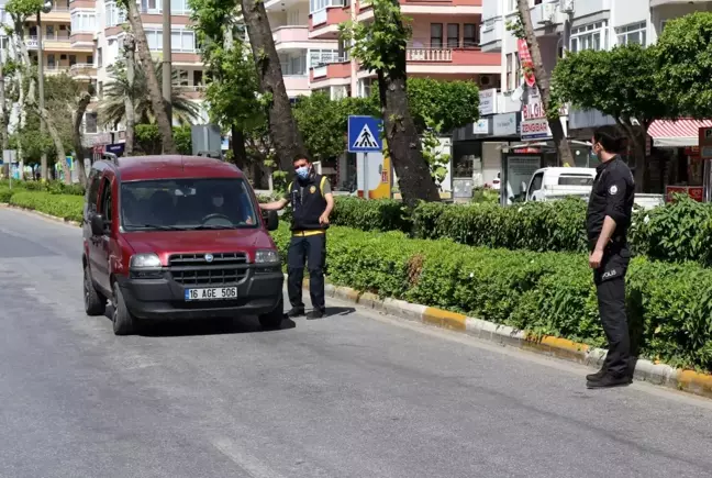 Alanya'da polis ekiplerinden sıkı 'tam kapanma' denetimi