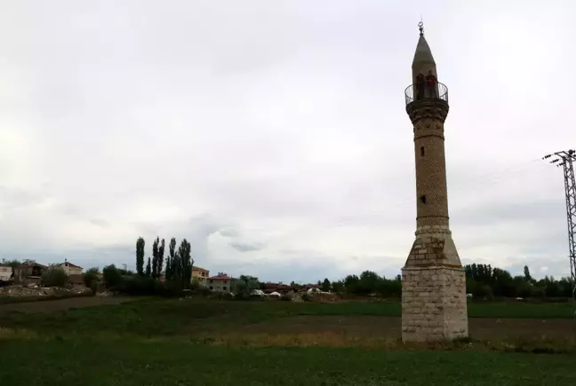 Sular altında kalan köyün 'yalnız minaresi'