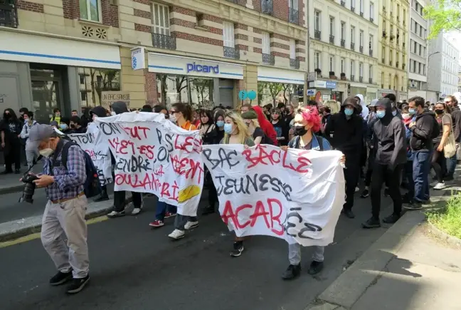 Son dakika gündem: - Paris'te öğrenciler, hükümetin salgını yönetememesini protesto etti