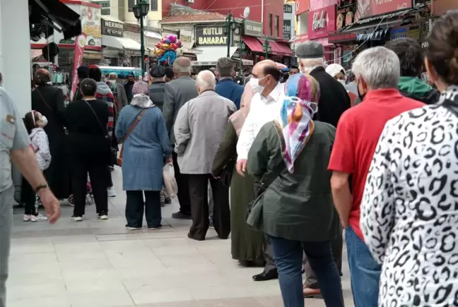 Yasağın kalktığı ilk günde yine aynı görüntüler! Borçlarını ödemek isteyenler uzun kuyruklar oluşturdu