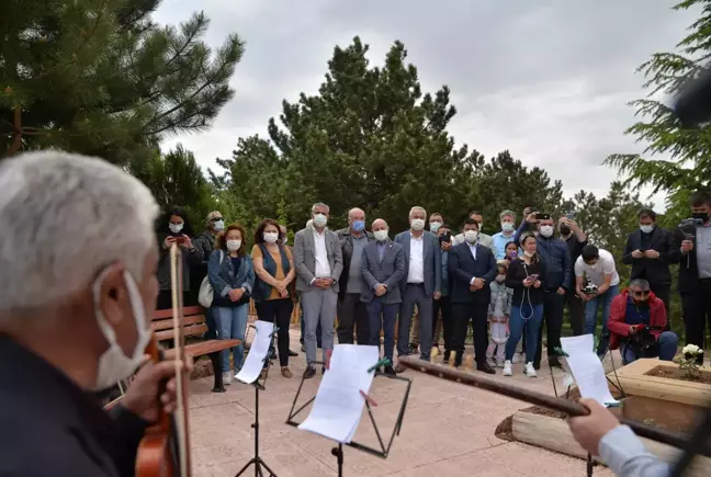 Halk ozanı Aşık Mahsuni Şerif, kabri başında anıldı