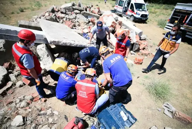 Eğitimcilerden gerçeği aratmayan deprem tatbikatı