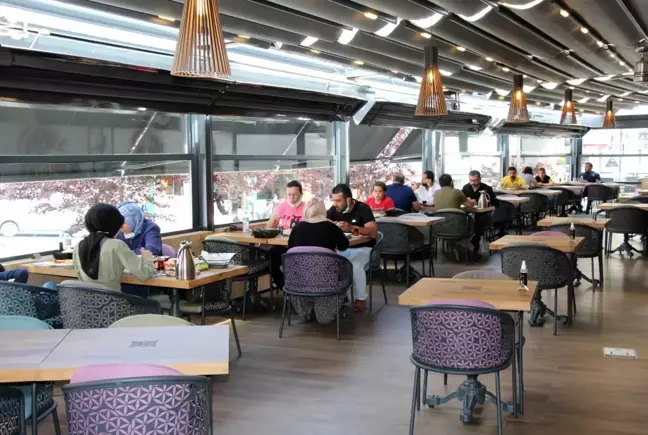 Kafe ve restoranlara vatandaşlar yoğun ilgi gösteriyor