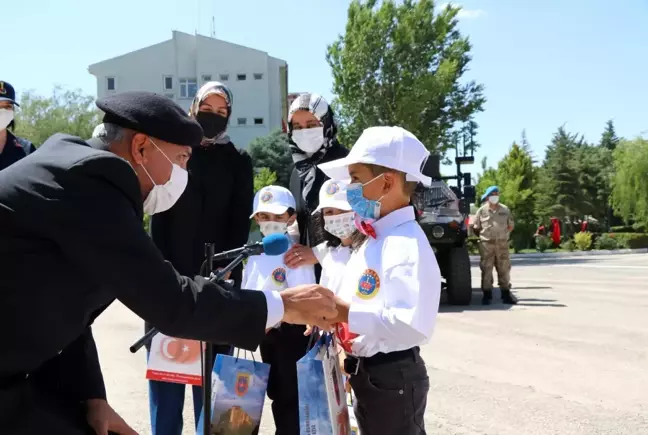 Minik öğrencilerden jandarmaya anlamlı ziyaret