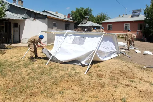 Depremin vurduğu köylerde çadırlar kurulmaya başlandı