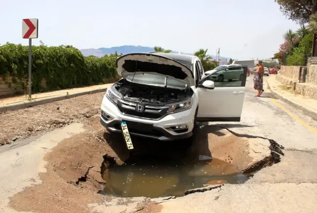 Araç içindekiler büyük korku yaşadı! Lüks cip ilerlediği sırada yol yarıldı