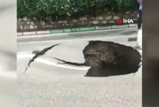 Bursa'da sağanak yağış sonrası yol çöktü