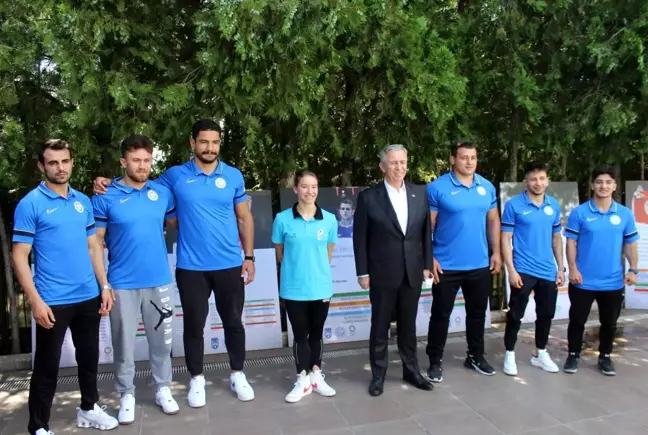 Ankara Büyükşehir Belediye Başkanı Yavaş, milli sporcularla bir araya geldi