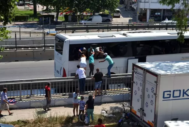 Kaza yapan otobüsün kapıları açılmayınca turistler camları kırıp otobüsten atladı