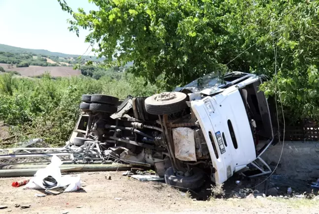 Hayvansal atık yüklü kamyon devrildi: 3 yaralı