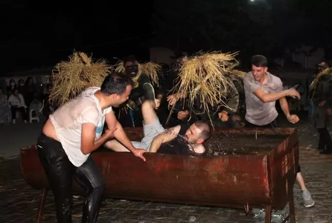 Köyde bahşişi veren ıslanmaktan kurtuluyor