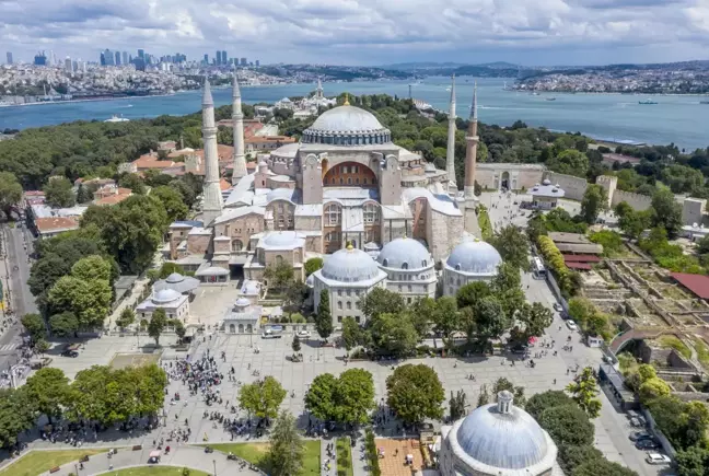 Yeniden ibadete açılmasının birinci yılında Ayasofya-i Kebir Cami-i Şerifi'nde ziyaretçi yoğunluğu