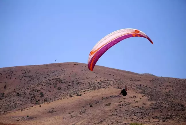 Yamaç paraşütçüleri ve paramotor tutkunları gökyüzünü renklendirdi