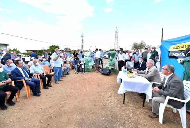 Diyarbakır Valisi Karaloğlu, işçilerle birlikte badem topladı