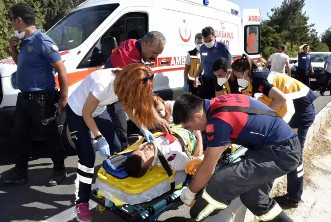 Burdur'da refüje çıkan otomobilin üzerine direk devrildi: 3 yaralı