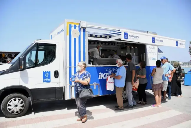 Kuşadası Belediyesi'nden 7 bin kişiye aşure ikramı