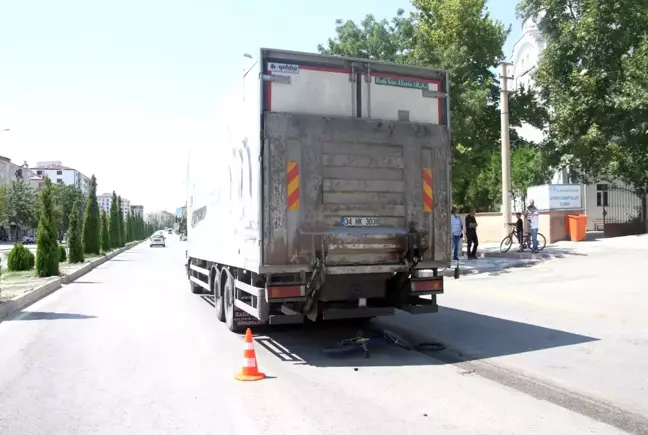 Elazığ'da kamyonun altında kalan çocuk hayatını kaybetti, sürücü olay yerinden kaçtı