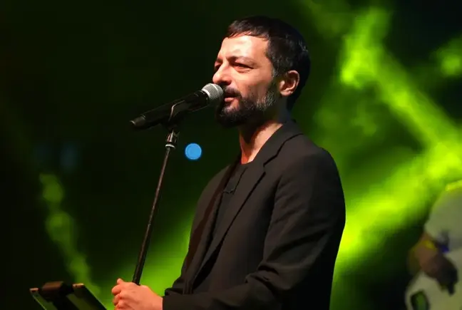 Bilecik'te binlerce kişi Mehmet Erdem konserinde coştu