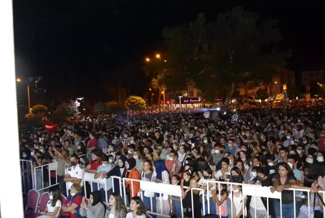 Burcu Güneş iki yıl aradan sonra ilk konserini Burdur'da verdi