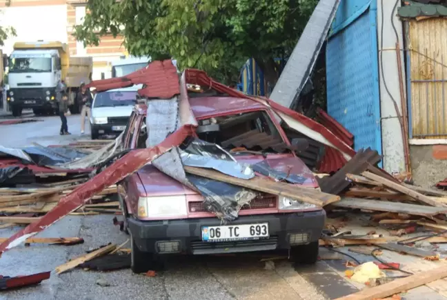 Akyurt'ta şiddetli yağış ve fırtına nedeniyle 3 binanın çatısı uçtu