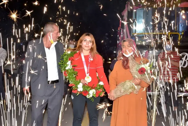 Golbol Kadın Milli Takımı sporcusu Reyhan Yılmaz'a Isparta'da coşkulu karşılama