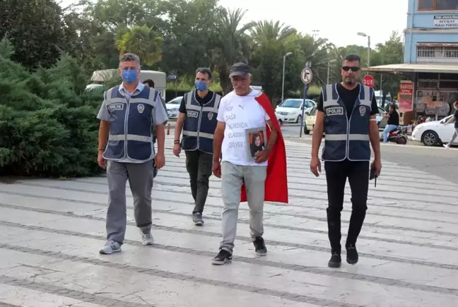 Elinde kızının fotoğrafı, sırtında Türk Bayrağı ile Ankara'ya yürüyor