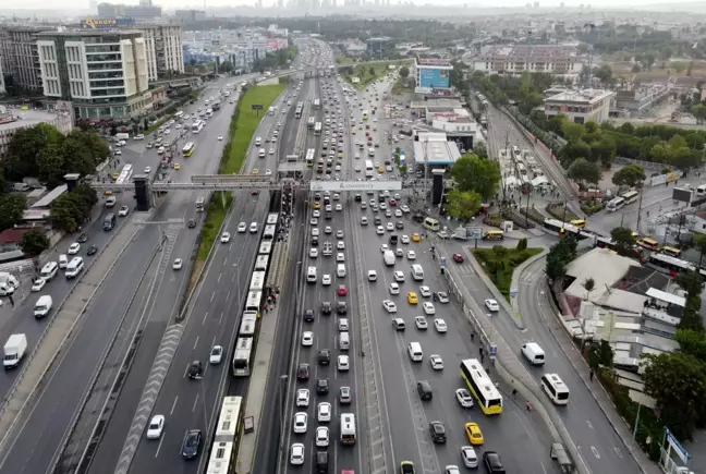 İstanbul'da trafik yoğunluğu yaşanıyor