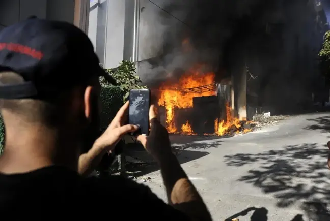 İstanbul'da yatak fabrikası alev alev yandıFabrikadan tahliye edilen işçiler gözyaşlarını tutamadıAlev alev yanan fabrika drone ile havadan...