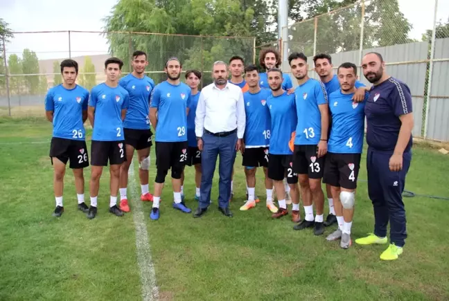 Bir dönem tribünlerden desteklediği takımını şimdi başkan olarak yaşatmaya çalışıyor