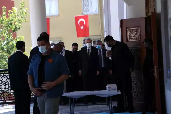 Cumhurbaşkanı Erdoğan, Cuma namazını Mersin'de Emir Sultan Camiinde kıldı