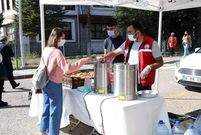 Gölbaşı'nda üniversitelilere çay ve poğaça ikramı