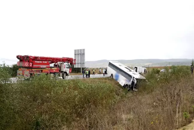 Yolcu otobüsü ile minibüs çarpıştı: 10 yaralı