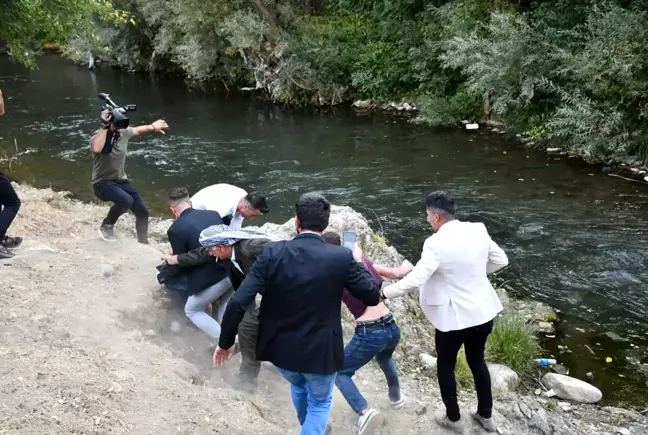 İlginç düğün geleneği! Karga tulumba tutup kayalıklardan suya atıyorlar