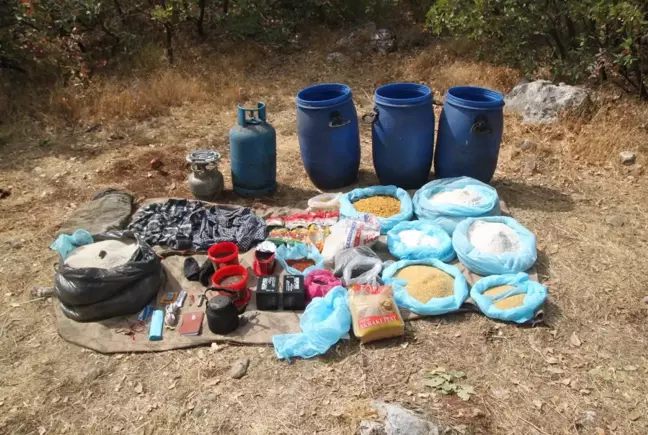 PKK'lı teröristlere ait yaşam malzemeleri ele geçirildi