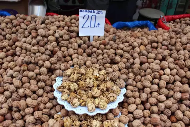 Enflasyonun tersine gidiyor! Geçen yıl 50 liraya satılan ceviz, bu yıl 20 liraya düştü