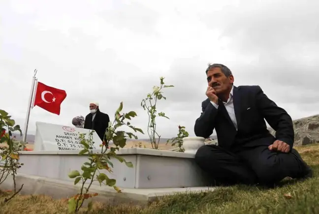 PKK tarafından katledilen 33 kişi mezarları başında anıldı