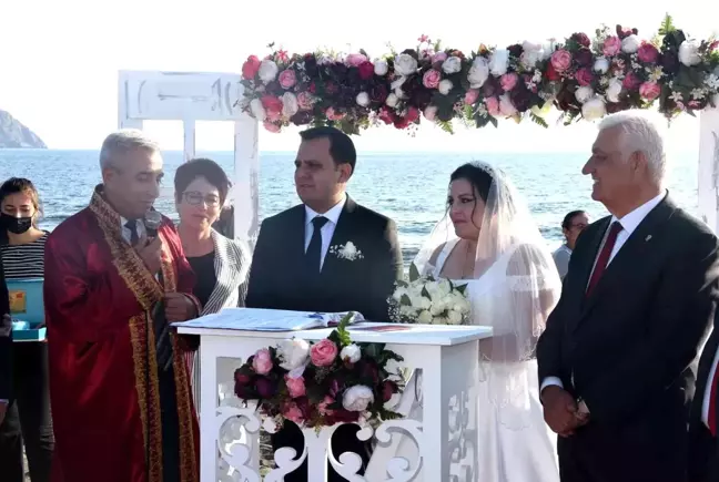 Siyasetçileri buluşturan nikah