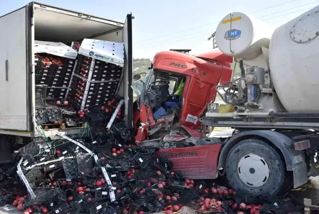 Tıra arkadan çarpan beton mikserinin şoförü araçta sıkıştı