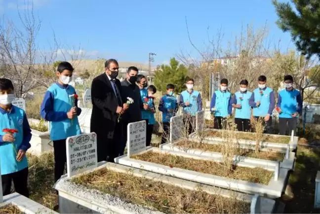 DEPREM ŞEHİDİ ÖĞRETMEN, MEZARI BAŞINDA ANILDI