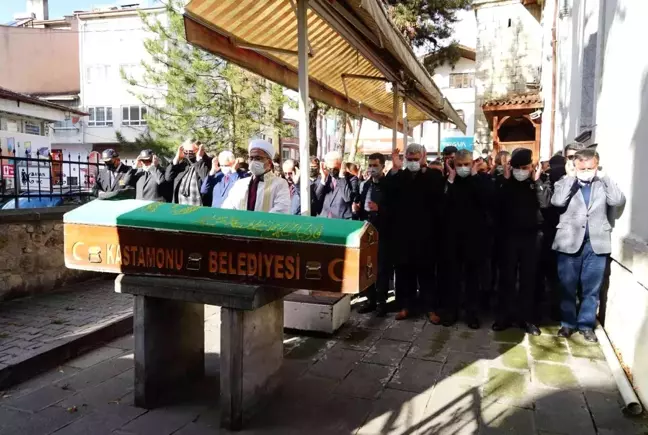 Herkesin göç ettiği köyde tek başına yaşayan baba, şehit oğlunun yanına gömüldü