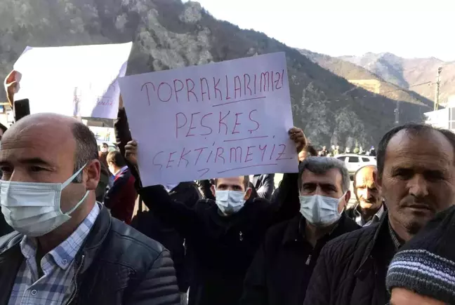 Gümüşhaneliler köylerine ait arazilerin Trabzon'a bağlanmasına tepki gösterdilerGümüşhane'nin Kürtün ilçesinin 3 köyüne ait arazilerin Resmi...