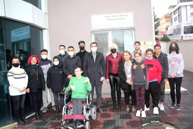 Meslek lisesi öğrencileri, engelli bireylere güzellik bakım hizmeti verdi