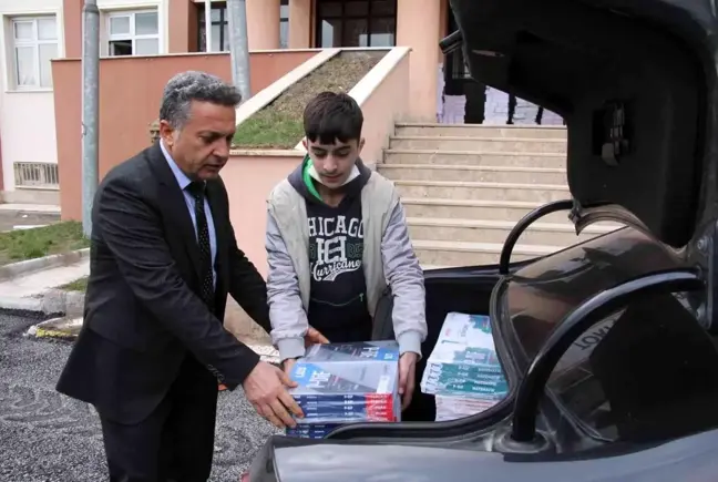 Belediye başkanı öğrenciler için makam aracıyla köy köy gezip kitap dağıtıyor