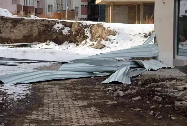 Erzurum'da şiddetli fırtına çatıları kağıt gibi uçurdu