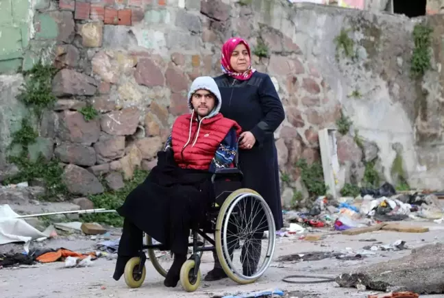 Engelli oğlu ile birlikte yeni evine kavuşmak için gün sayıyor