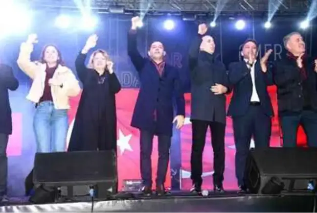 Kuşadası yeni yıla sokak partisiyle girdi