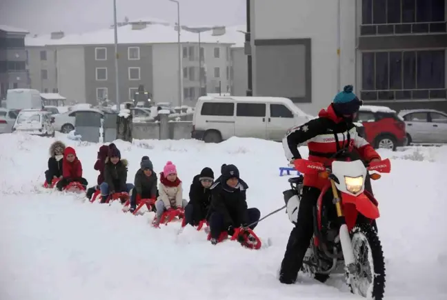 Çocukların kros motorlu kızak keyfi