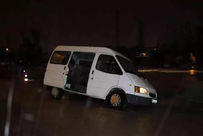 Adana'da sağanak yağış sebebiyle yol çöktü, bir araç mahsur kaldı