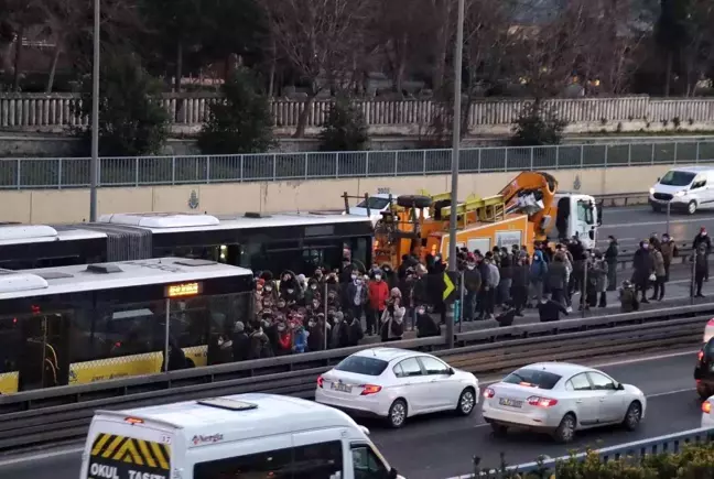 Metrobüs arıza yaptı, yolcular metrobüs güzergahında yürümek zorunda kaldı