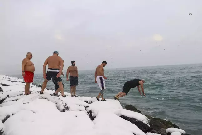 İstanbul'da buz gibi havada denizde yüzdüler